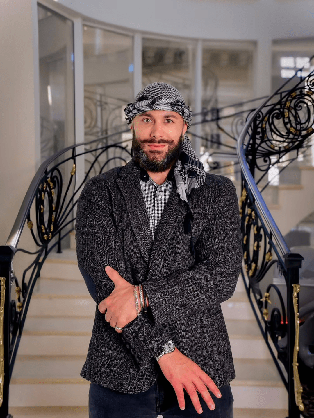 Sidnei Santos Mohammad em uma escadaria de um interior de luxo